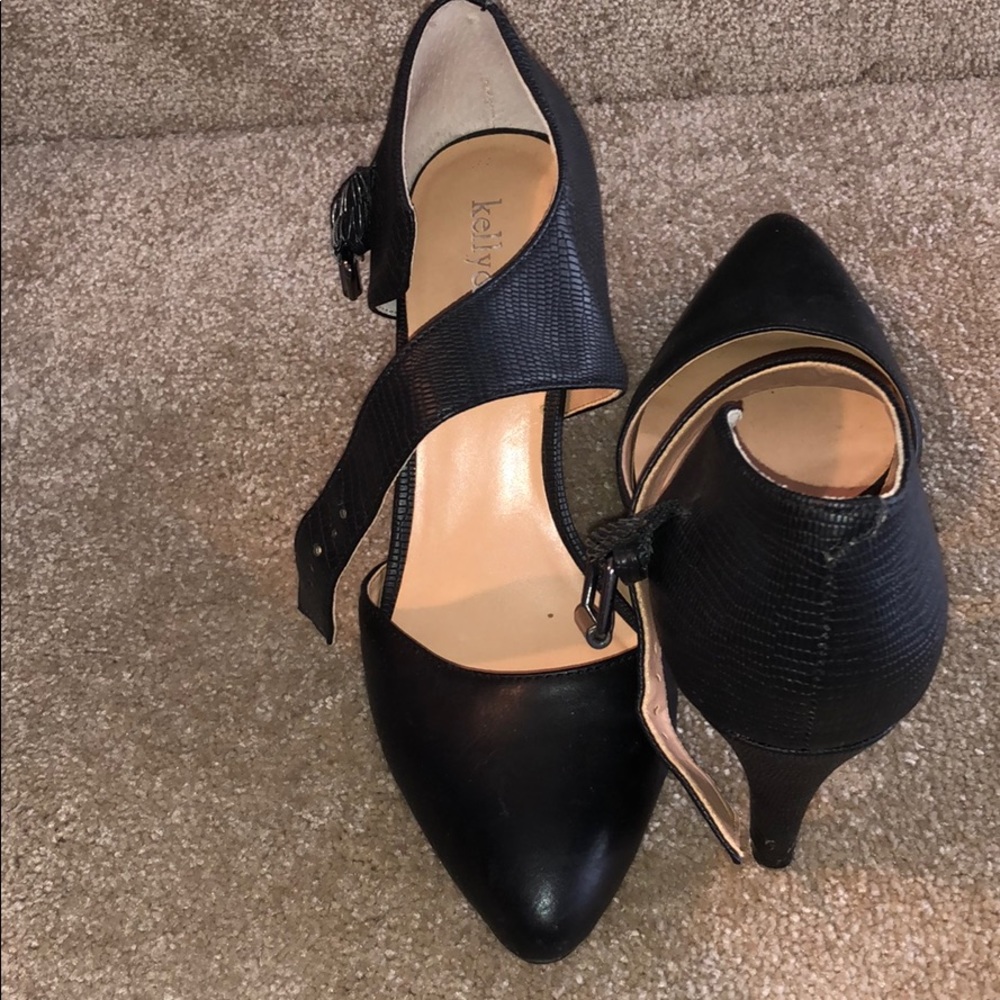 Black comfortable shoes
